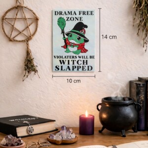 Grappig 3D geprint wandbordje “Drama Free Zone” – Kikker Witch – Duurzame wanddecoratie (10x14 cm)