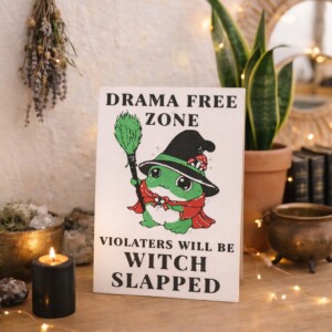 Grappig 3D geprint wandbordje “Drama Free Zone” – Kikker Witch – Duurzame wanddecoratie (10x14 cm)