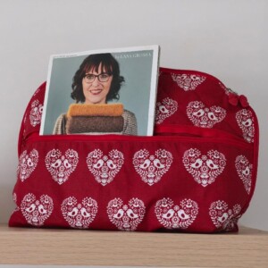 Handgemaakte brei- en haaktas – rood met fijne bloemen