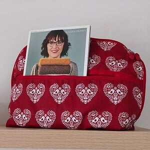 Handgemaakte brei- en haaktas – rood met fijne bloemen