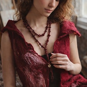 Handgemaakte  ketting bourgogne – boho statement ketting van wol – one of a kind