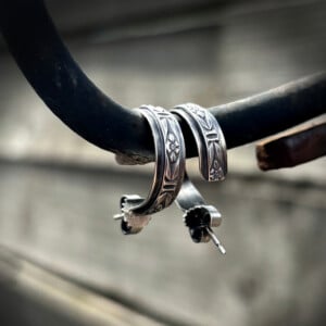 Handgemaakte sterling zilveren oorstekers – driekwart hoepel met vintage gravure