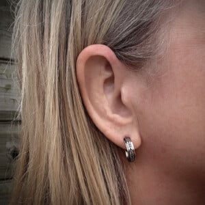 Handgemaakte sterling zilveren oorstekers – driekwart hoepel met vintage gravure