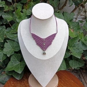 Macramé vlinder ketting “Lara” – amethist kleur – handgemaakt & verstelbaar
