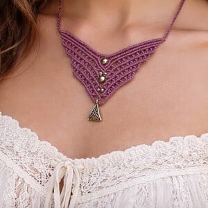 Macramé vlinder ketting “Lara” – amethist kleur – handgemaakt & verstelbaar
