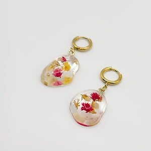 Huggie Hoop Oorbellen met Stenen Gevuld Echte Bloemen uit Lugano (Strawberry Lemonade)