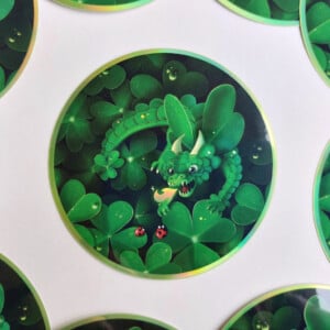 Klaverdraak sticker holografisch  8x8 cm (3x3 inch)