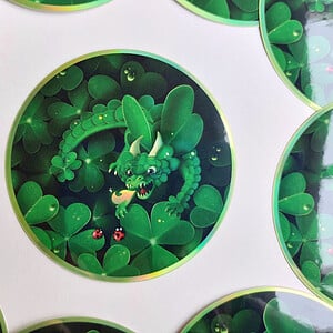 Klaverdraak sticker holografisch 8x8 cm (3x3 inch)