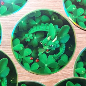 Klaverdraak sticker holografisch  8x8 cm (3x3 inch)