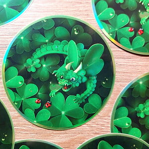 Klaverdraak sticker holografisch 8x8 cm (3x3 inch)