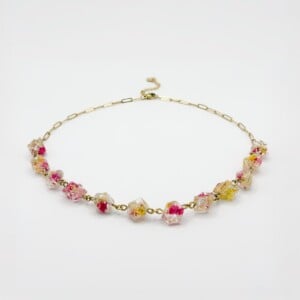 Kristalvormige Kralen Ketting met Echte Bloemen uit Lugano (Strawberry Lemonade)