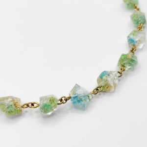 Kristalvormige Kralen Ketting met Echte Bloemen uit Luxemburg (Forgotten Gardens)