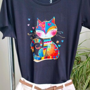 Kunst ontmoet kattenliefde – Het statement-shirt voor creatieve vrouwen