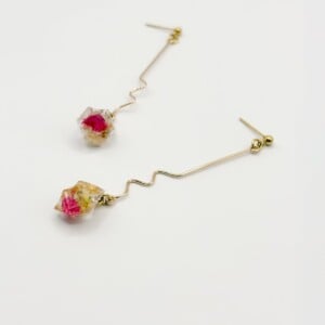 Lange Sierlijke Kristalhanger Oorbellen Met Hangers Gevuld met Echt Gipskruid uit Lugano (Strawberry Lemonade)