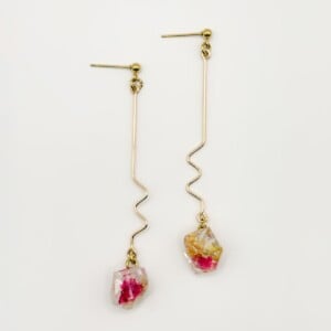 Lange Sierlijke Kristalhanger Oorbellen Met Hangers Gevuld met Echt Gipskruid uit Lugano (Strawberry Lemonade)