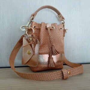 leren bucketbag, uniek, handgemaakt van restanten leer. Met handvat, riem en kaarthouder.
