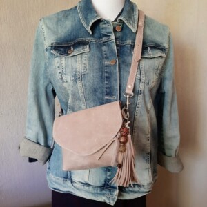 Leren schouder-crossbodytasje met bijpassende Bagcharm ook te gebruiken als sleutelhanger. met binnen vak en leren schouderband