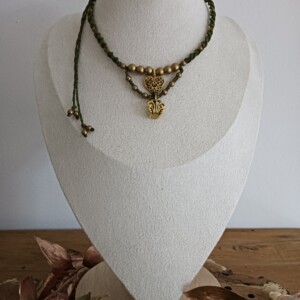 Macramé choker ketting Mya – olijfgroen met gouden details, handgemaakt
