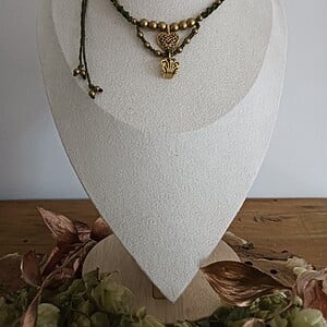 Macramé choker ketting Mya – olijfgroen met gouden details, handgemaakt