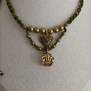 Macramé choker ketting Mya – olijfgroen met gouden details, handgemaakt