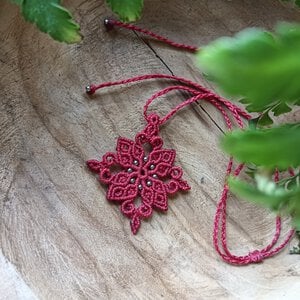 Micro macramé ketting ‘Rose’ – rode mandala hanger – verstelbaar – handgemaakt