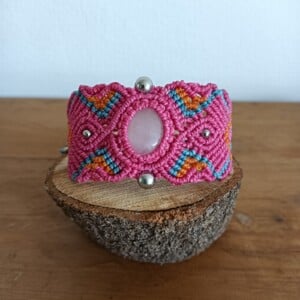 Micromacramé armband met rozenkwarts – roze statement armband met zilverkleurige details