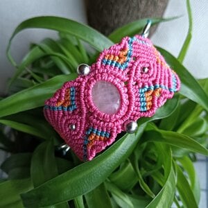 Micromacramé armband met rozenkwarts – roze statement armband met zilverkleurige details