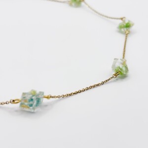 Minimalistische Kristalvormige Kralen Ketting met Echte Bloemen uit Luxemburg (Forgotten Gardens)