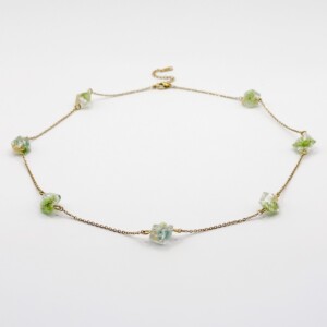 Minimalistische Kristalvormige Kralen Ketting met Echte Bloemen uit Luxemburg (Forgotten Gardens)