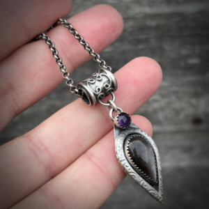 One of a kind zilveren hanger met obsidiaan en amethist – handgemaakt & nikkelvrij
