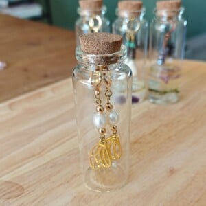 Parel oorbellen in flesje