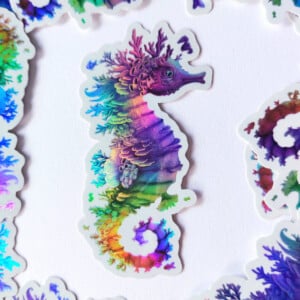 Rainbow coral seahorse, holografische sticker, vaatwasser proof, 4.7x9 cm (1.85x3.45 inch)