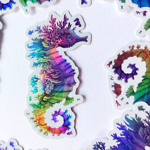 Rainbow coral seahorse, holografische sticker, vaatwasser proof, 4.7x9 cm (1.85x3.45 inch)