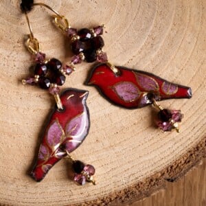Roodborstje & Lentebloesem, handgemaakte vogel oorbellen met granaat en goud