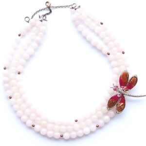 Unieke statement rozenkwartsketting met vintage broche op zijde