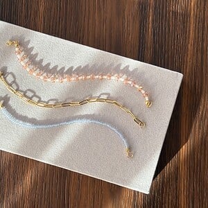 Set van 3 zelfgemaakte armbanden. Goud verguld, glazen kralen.