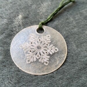 Sneeuwvloek in parelmoer. Een set van 15 hangertjes.