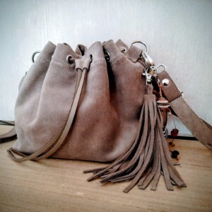 Suede buideltas, bucketbag, gemaakt van een restant suede leer met bijpassende Bagcharm