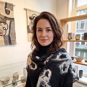Titel: Exclusieve Chiffon Zijden Sjaal – Handgevilt met Organische Witte Wol