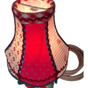 Uniek handgemaakt kleurrijk – kitsch tafellamp aardbei