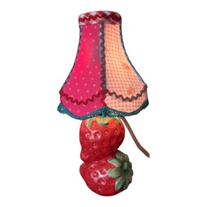 Uniek handgemaakt kleurrijk – kitsch tafellamp aardbei