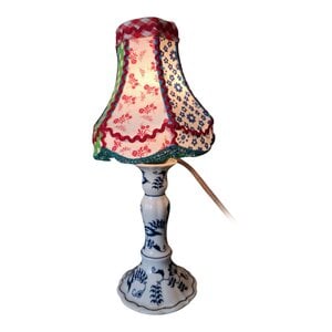 Uniek handgemaakt kleurrijk – kitsch tafellamp delftsblauw