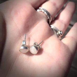 Unieke zilveren oorstekers met 6mm witte jade – minimalistisch & nikkelvrij