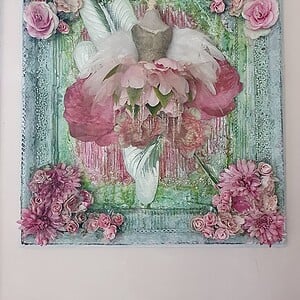Yuna Mae – Romantisch Mixed Media Schilderij met 3D Bloemen