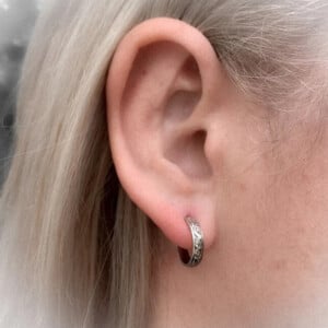 Zilveren hoepel oorstekers met bloemenpatroon – 925 sterling zilver – nikkelvrij