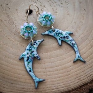 Zomerlucht & Ocean folk, lange dolfijn oorbellen met kristalaccent