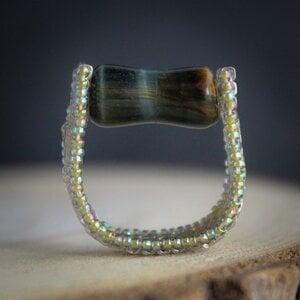 Aards & Mineral chic, handgeweven ring met blauwe tijgeroog edelsteen