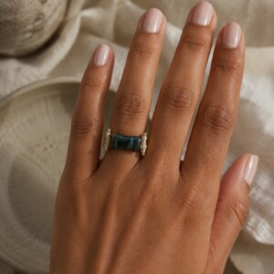 Aards & Mineral chic, handgeweven ring met blauwe tijgeroog edelsteen