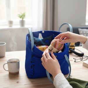 Blauwe projecttas met schattig oma-motief – ideaal voor brei- en haakprojecten