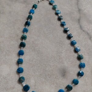 Blue Sky: ketting met blauwe apatiet en maansteen